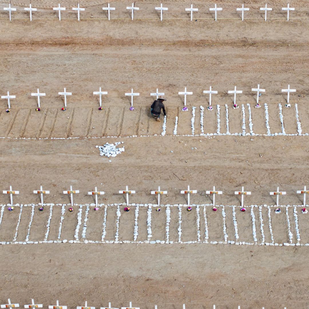 Cementerio donde fueron sepultadas las víctimas del doble terremoto. Foto: AFP
